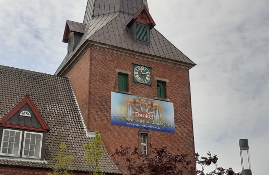 Banner am Kirchturm